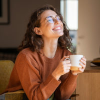 donna felice in un caffè
