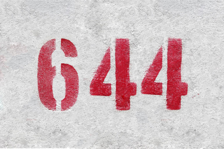 número 644 vermelho numa parede cinzenta