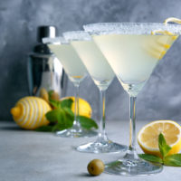 margaritas in bicchieri con limoni sul tavolo