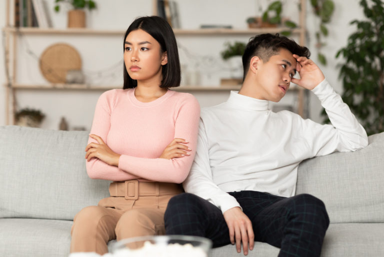 donna arrabbiata con il partner