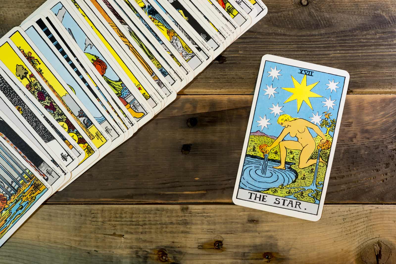 A carta de Tarô Estrela e o baralho de cartas