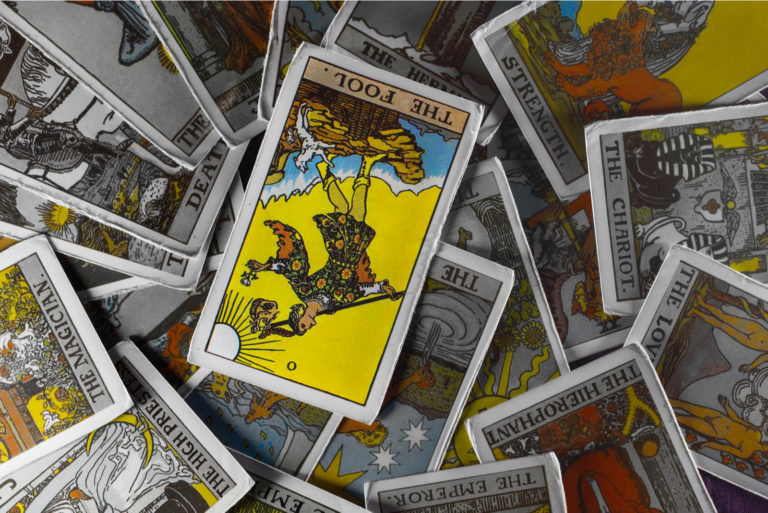 O Louco invertido no monte de cartas de Tarô