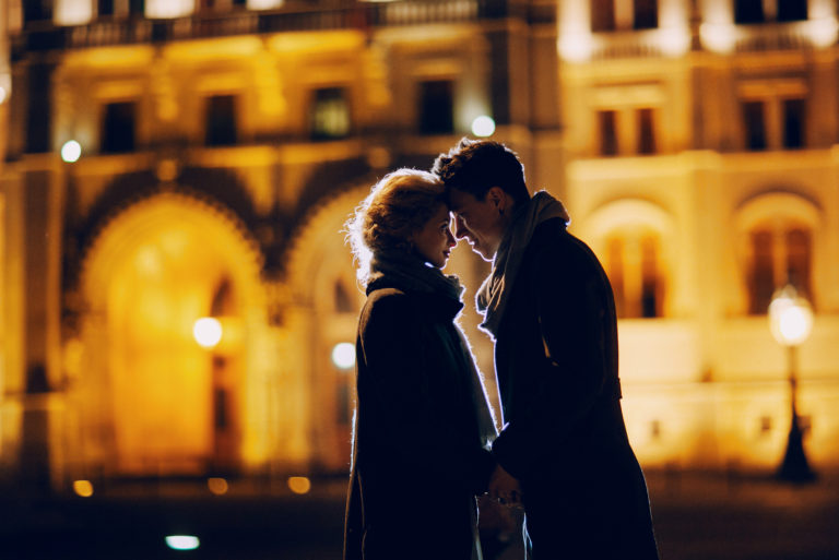 Una coppia che vive un momento romantico in strada