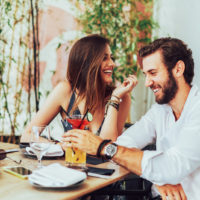 casal a rir num café