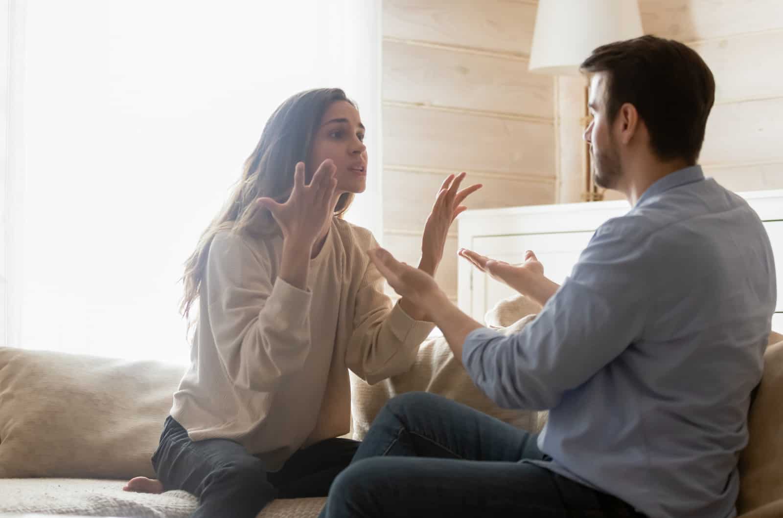 casal a discutir no sofá