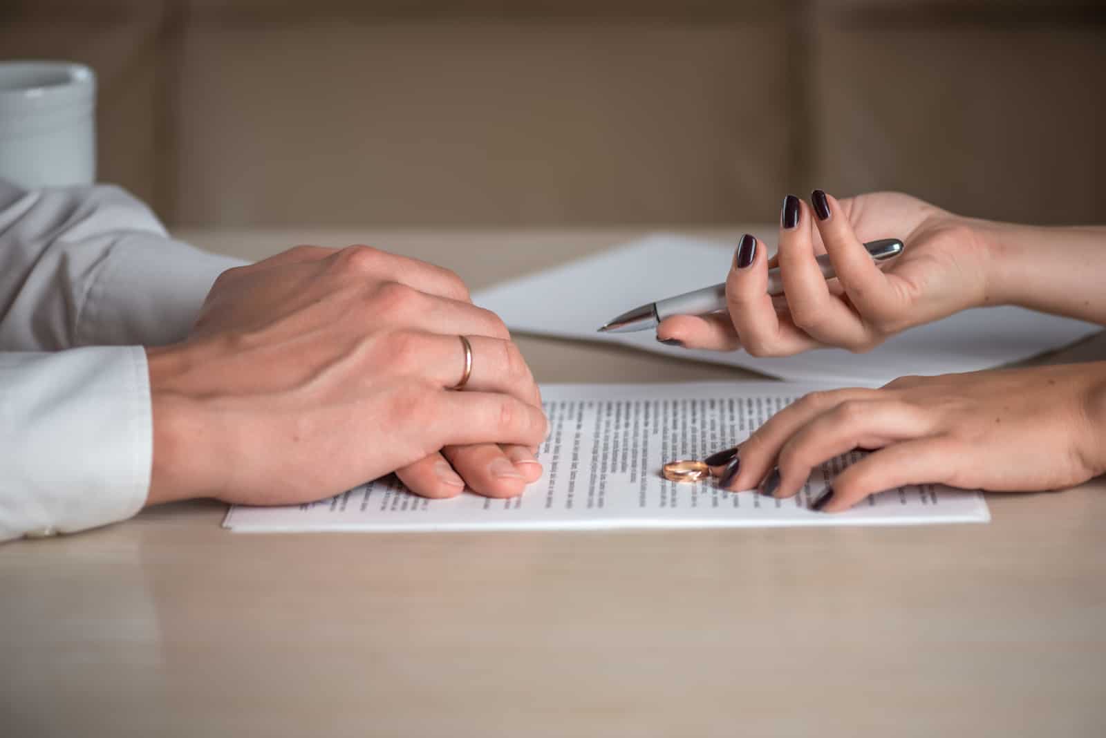 pareja firmando los papeles del divorcio