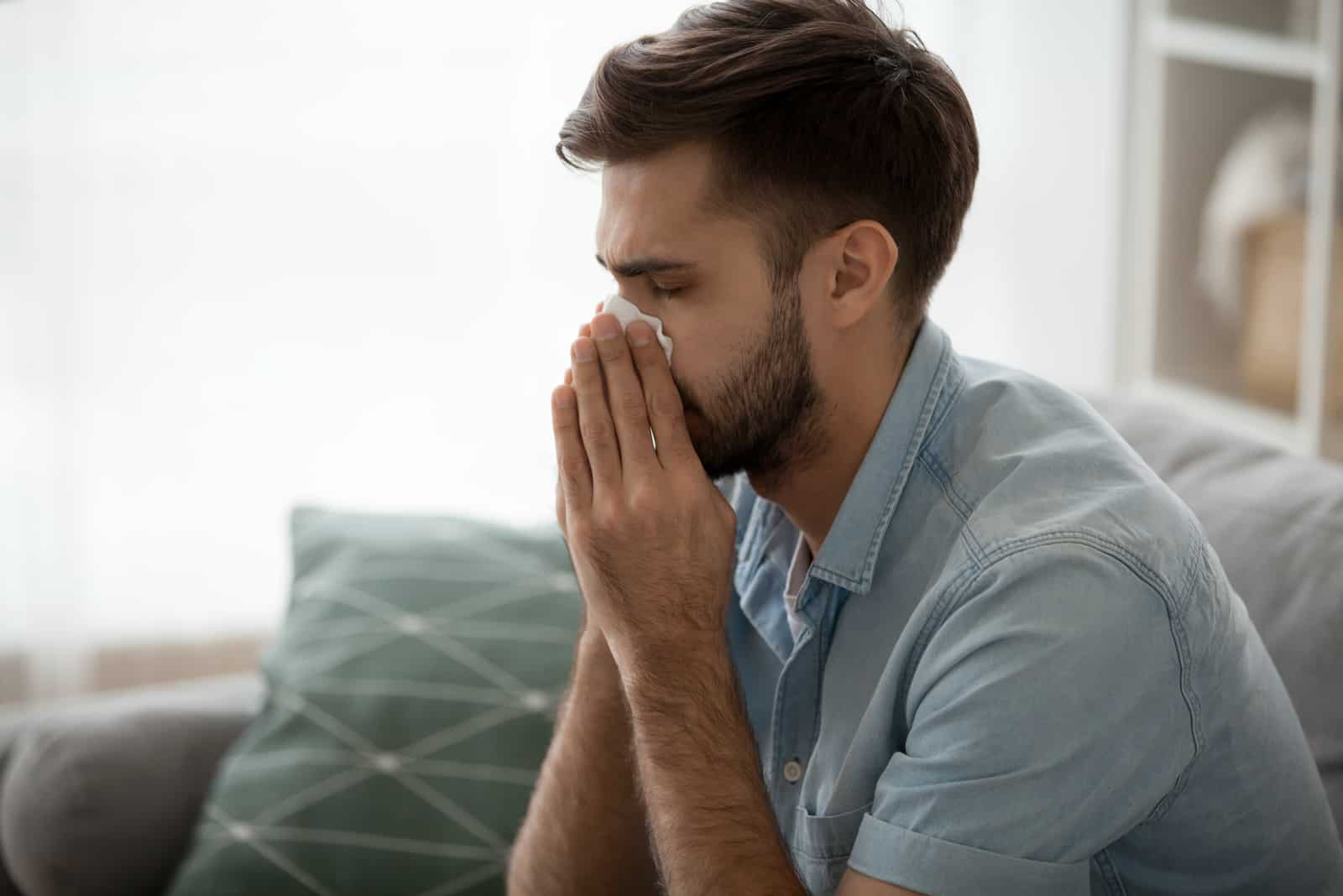 hombre llorando con pañuelos