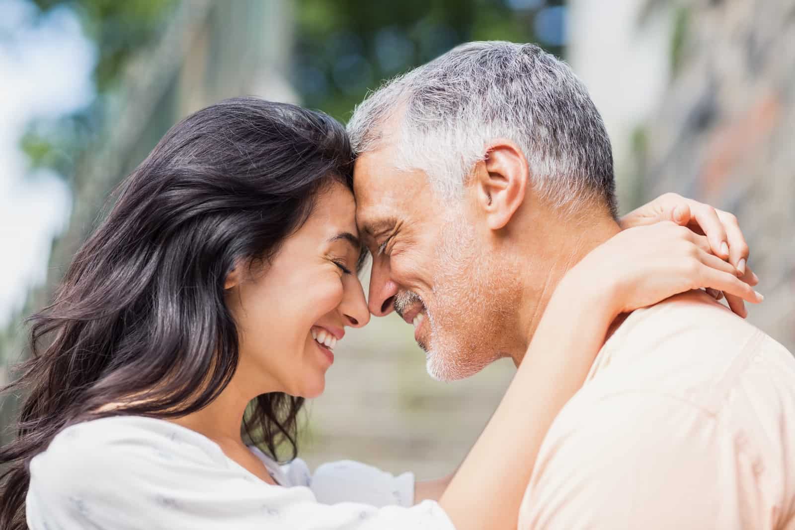 casal encantador abraçado