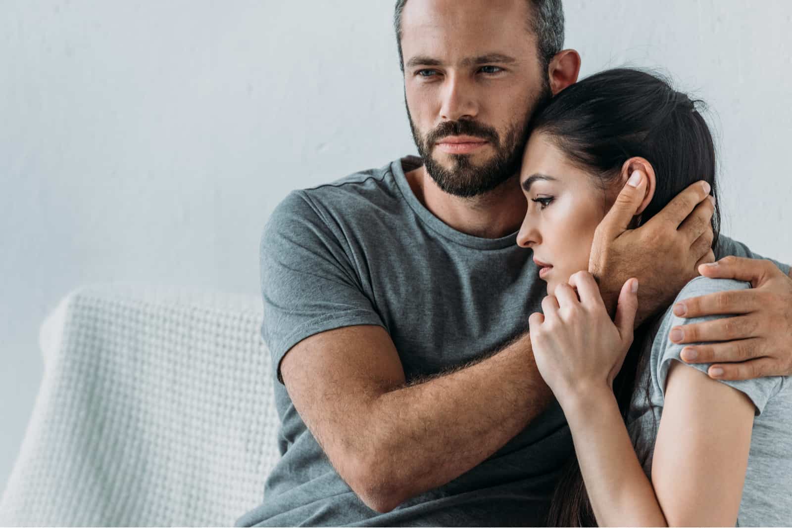 hombre consolando a su novia