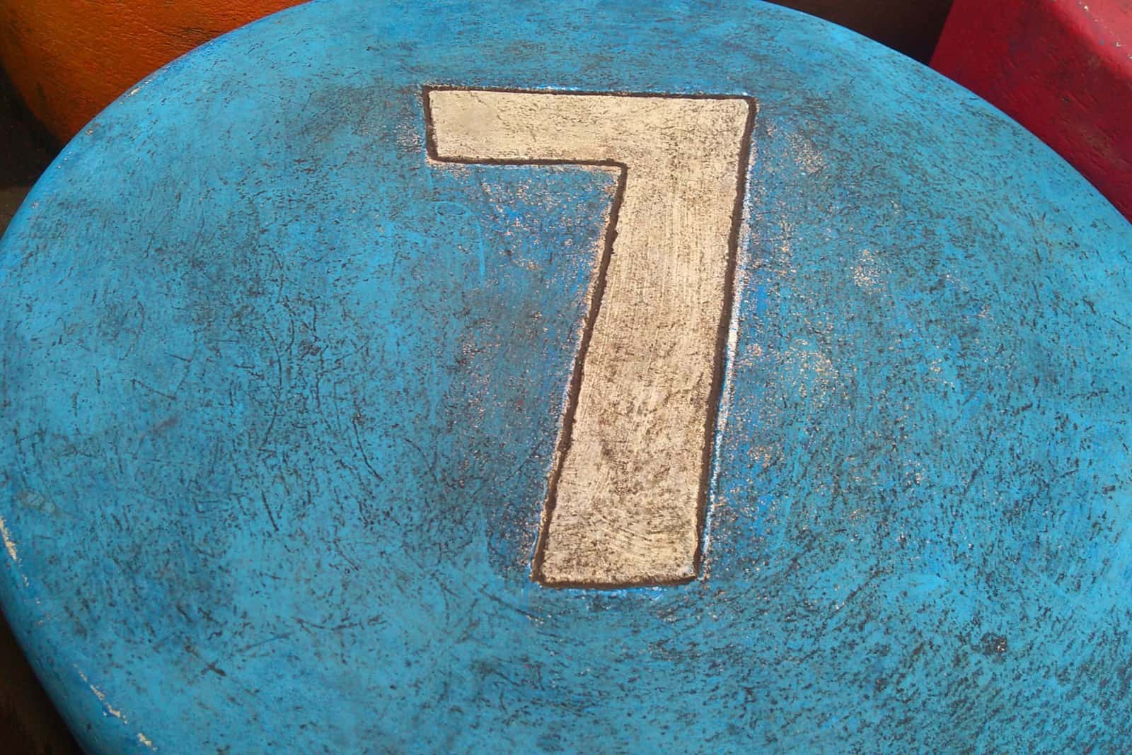 numero 7 su tavolo blu