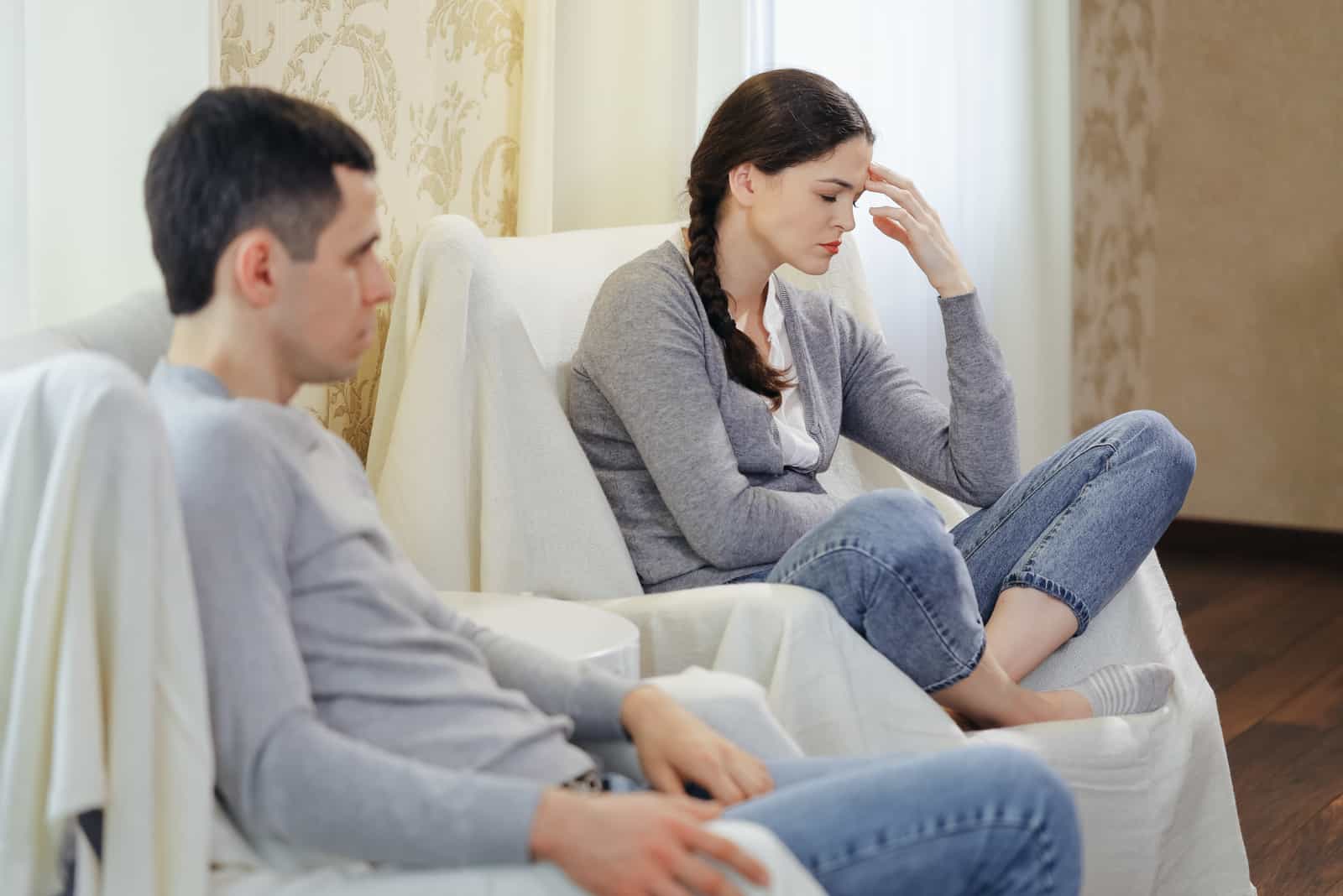 casal stressado sentado depois de uma grande discussão