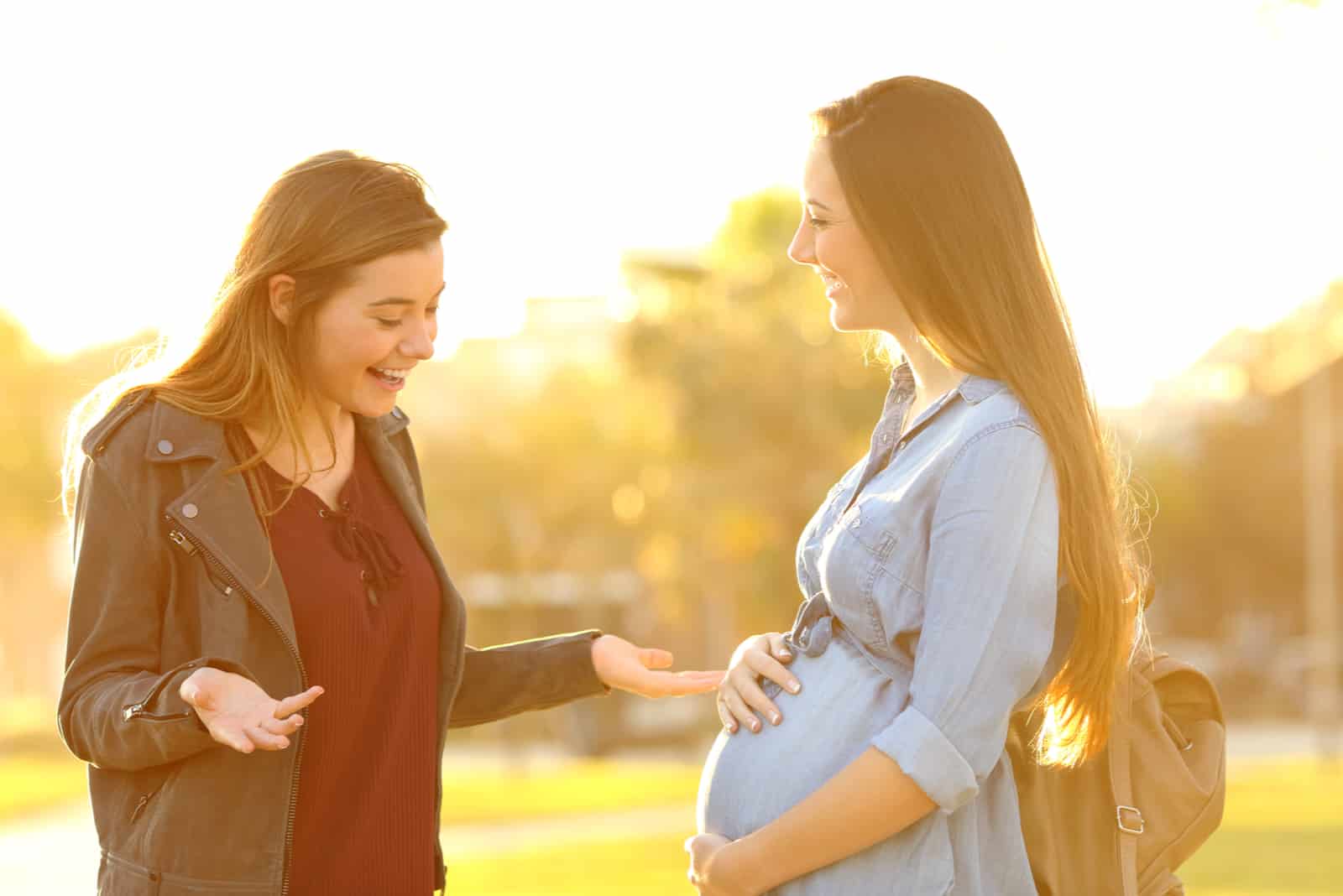 mulher surpreendida ao ver a sua amiga grávida