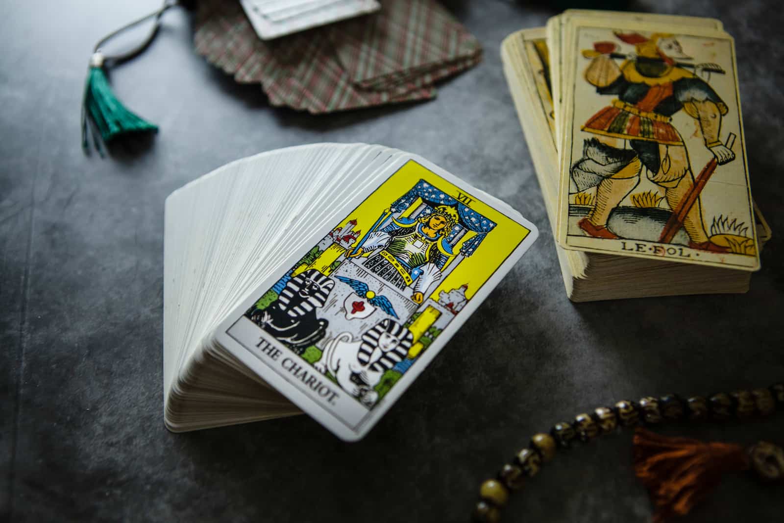 la carta del carro sobre la mesa con otras cartas del tarot