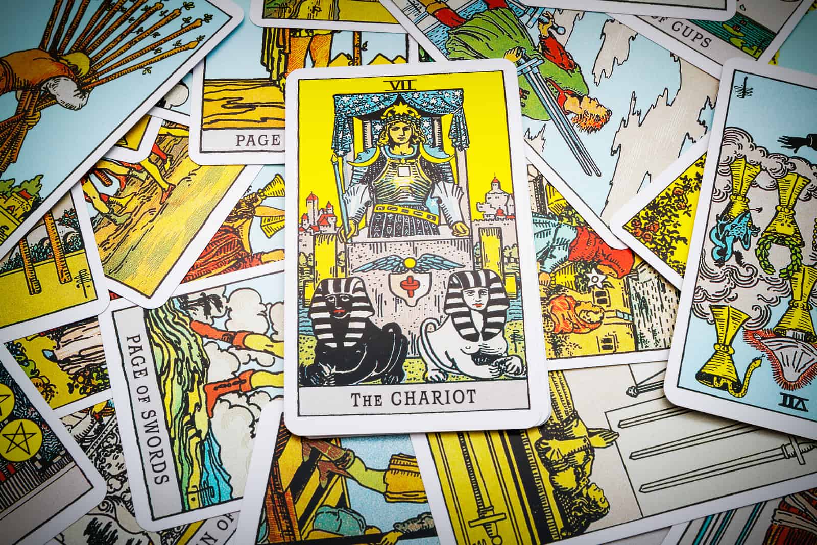 la carta del carro con otras cartas del tarot