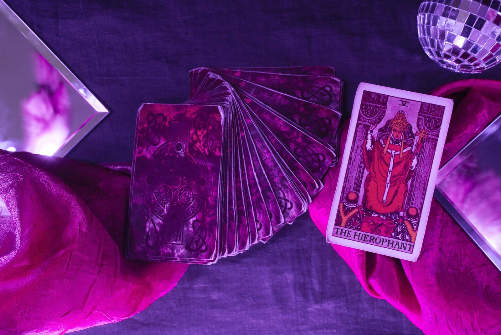 la carta del tarot del hierofante sobre la mesa