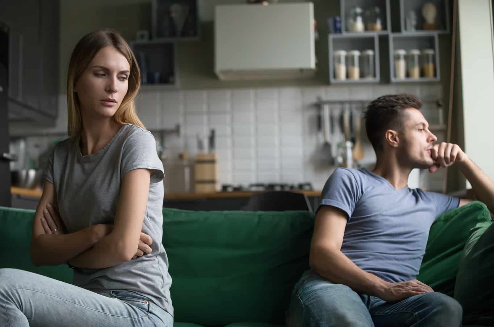 pareja infeliz que no se habla tras una discusión