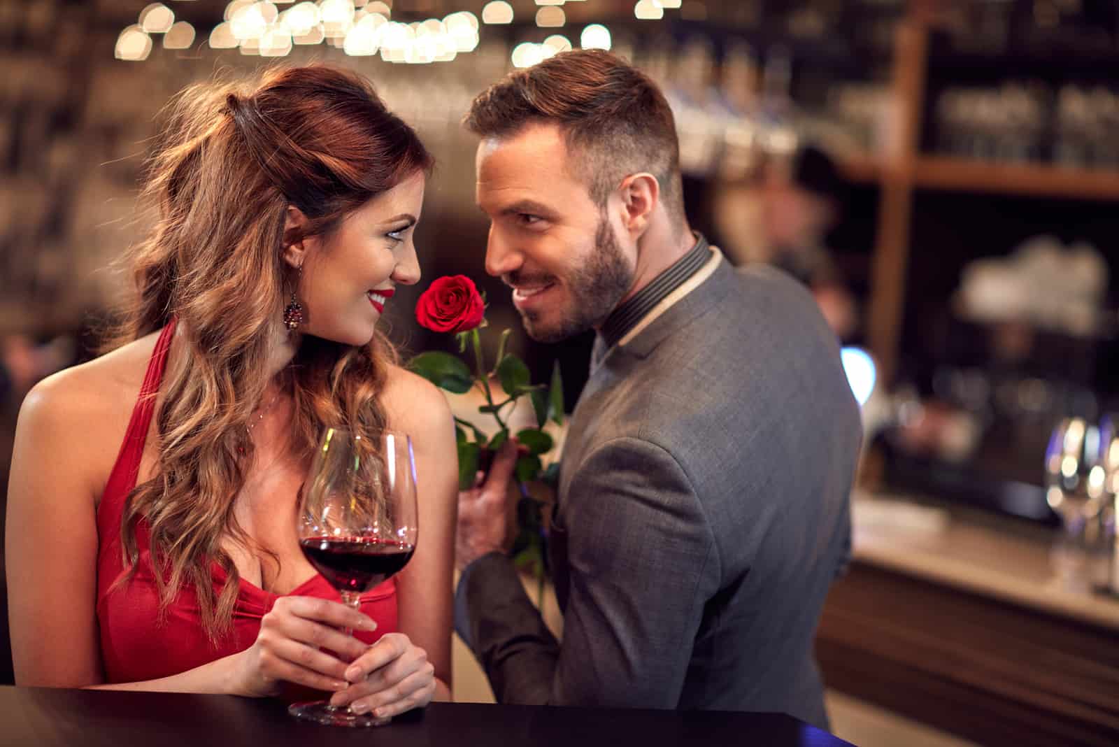 mujer flirteando con un hombre en un bar