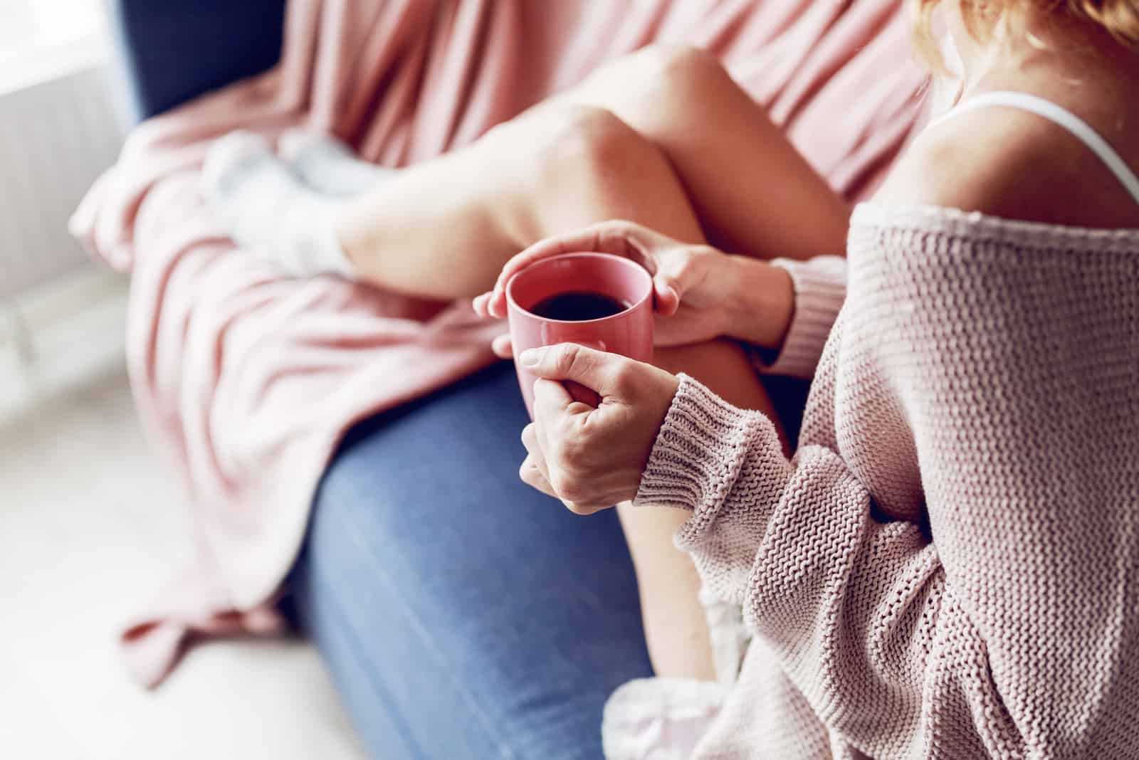 donna in rosa che beve caffè