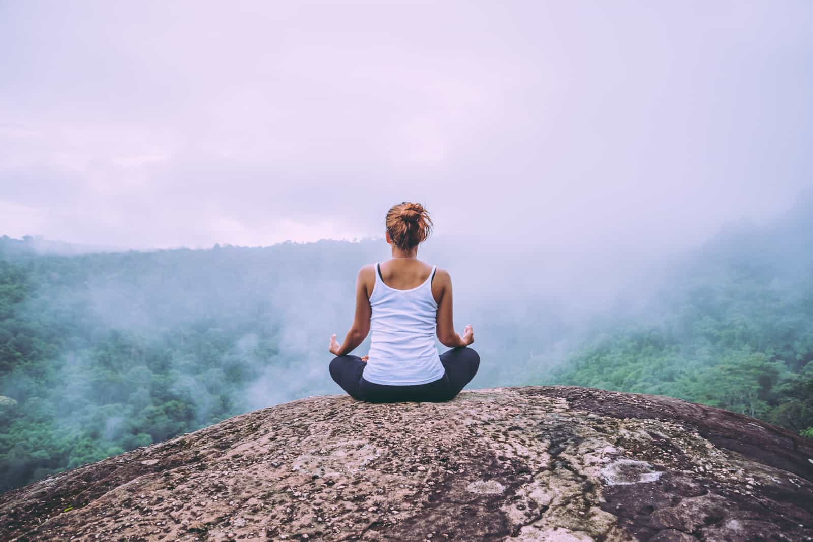 una mujer medita en la naturaleza 