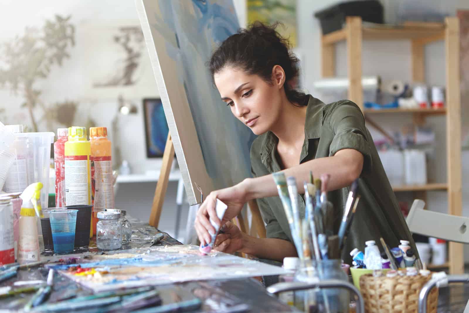 mujer mezclando colores en estudio de arte