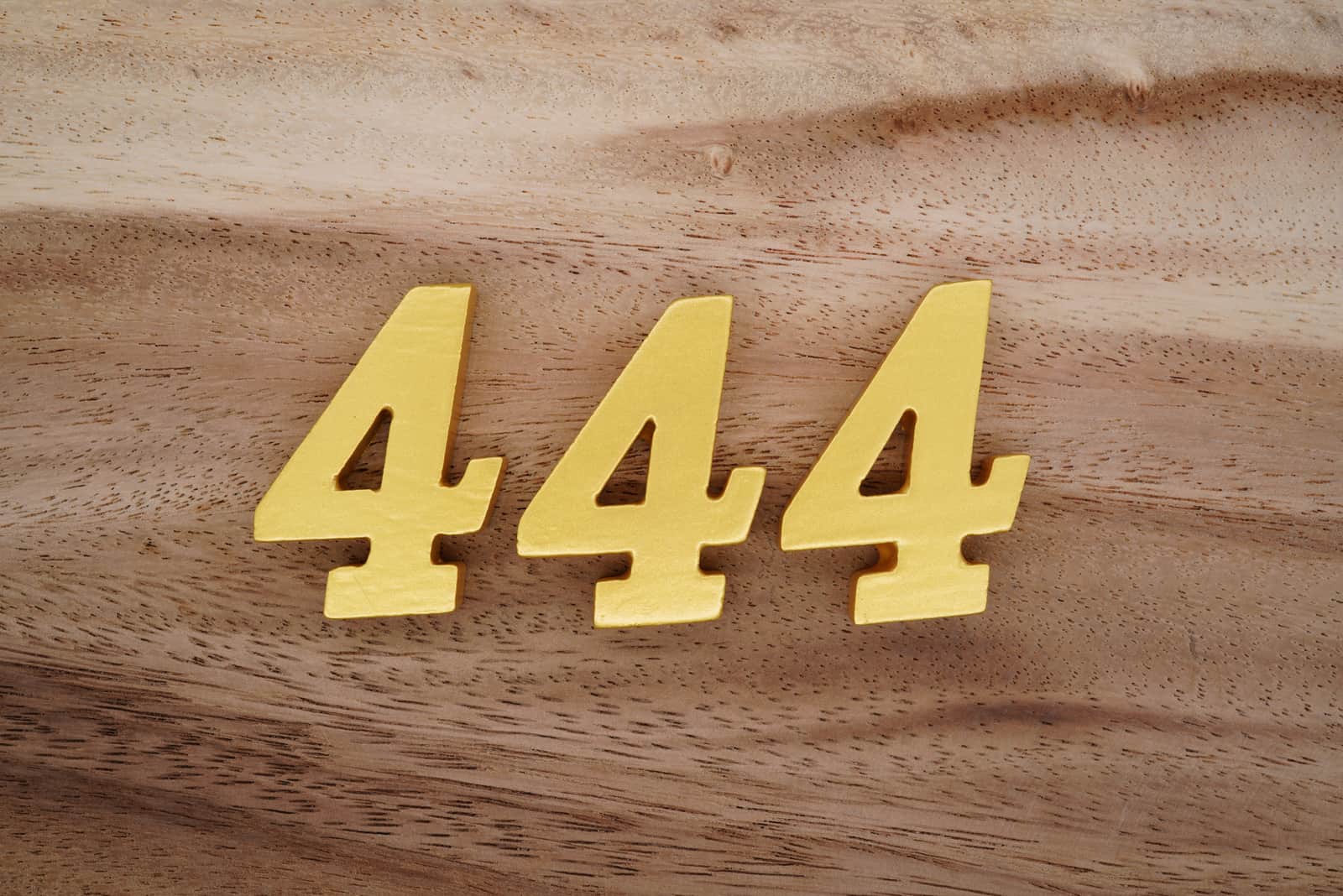numero giallo 444 su sfondo in legno