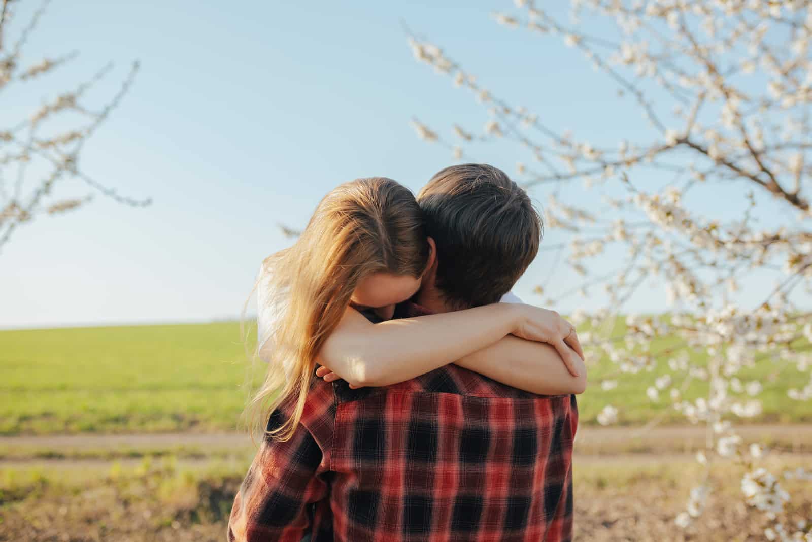 joven pareja abrazándose