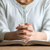 donna che prega