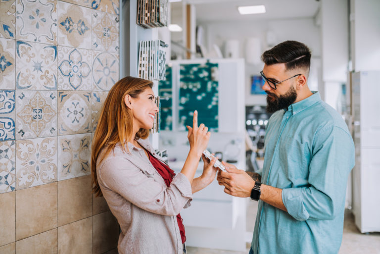 casal a conversar em pé
