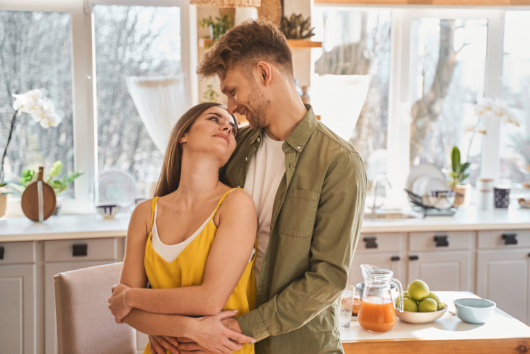 casal a abraçar-se na cozinha