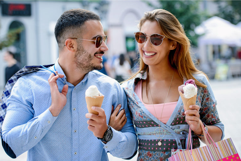 casal a passear com um gelado na mão