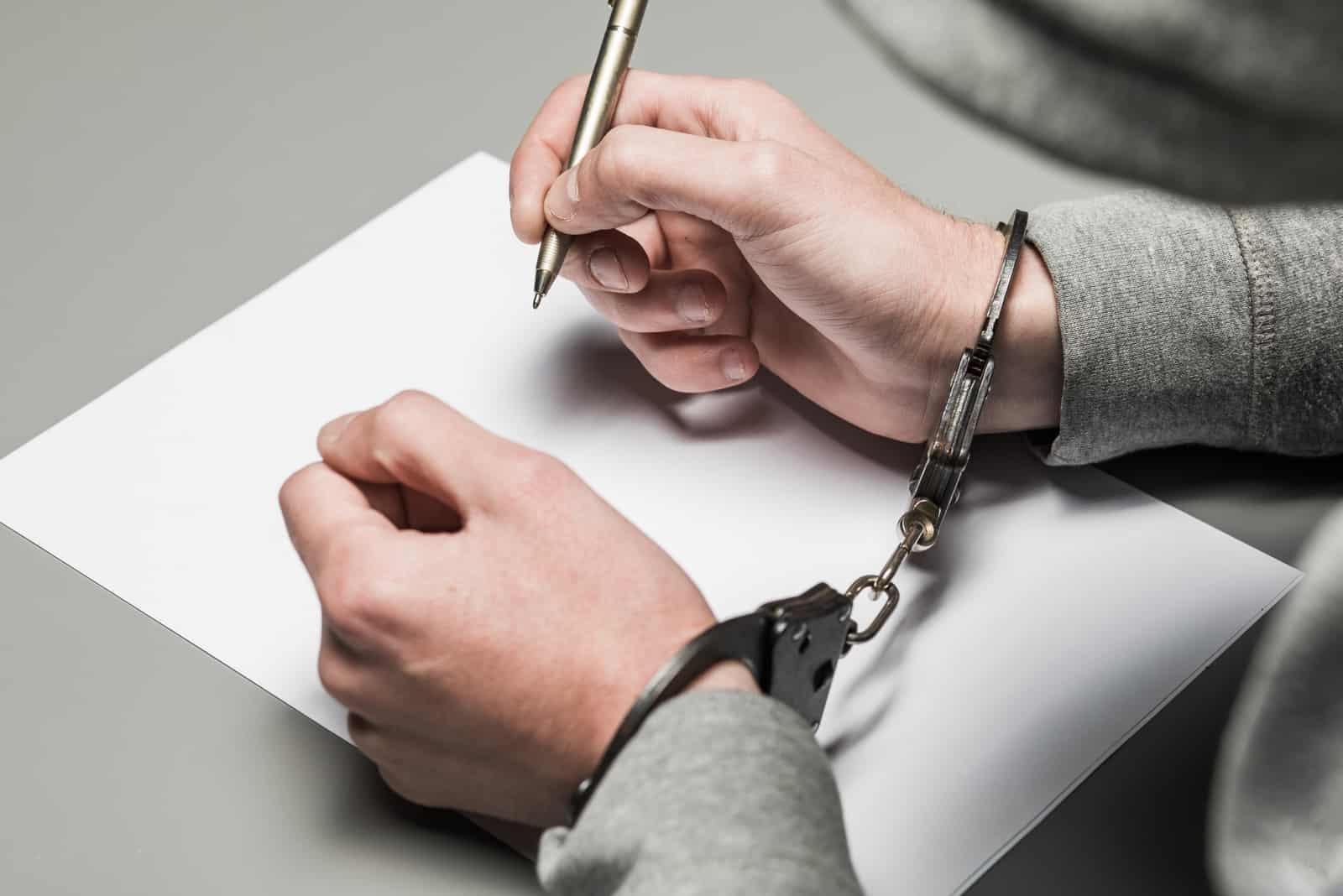 un uomo in prigione scrive una lettera