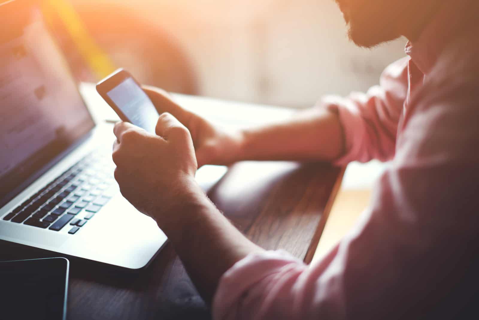 un hombre sentado en un escritorio y botones en el teléfono