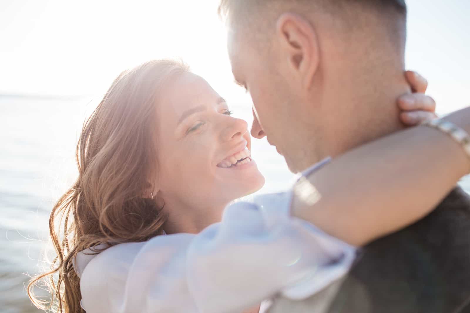 uma mulher sorridente abraçou o homem