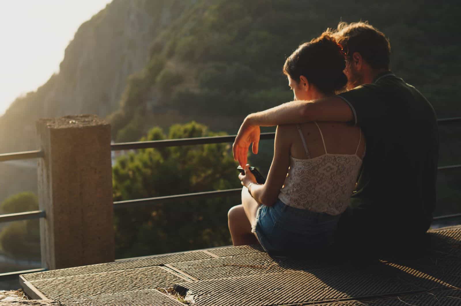 pareja disfrutando de la naturaleza