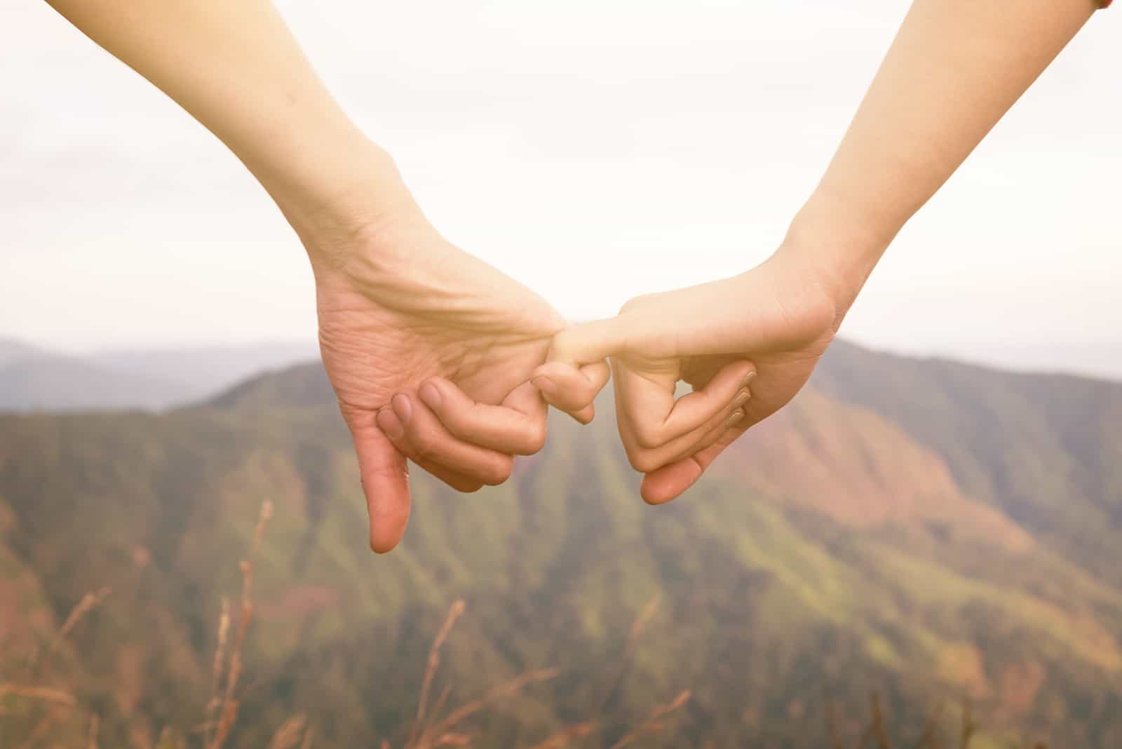 pareja cogida de la mano