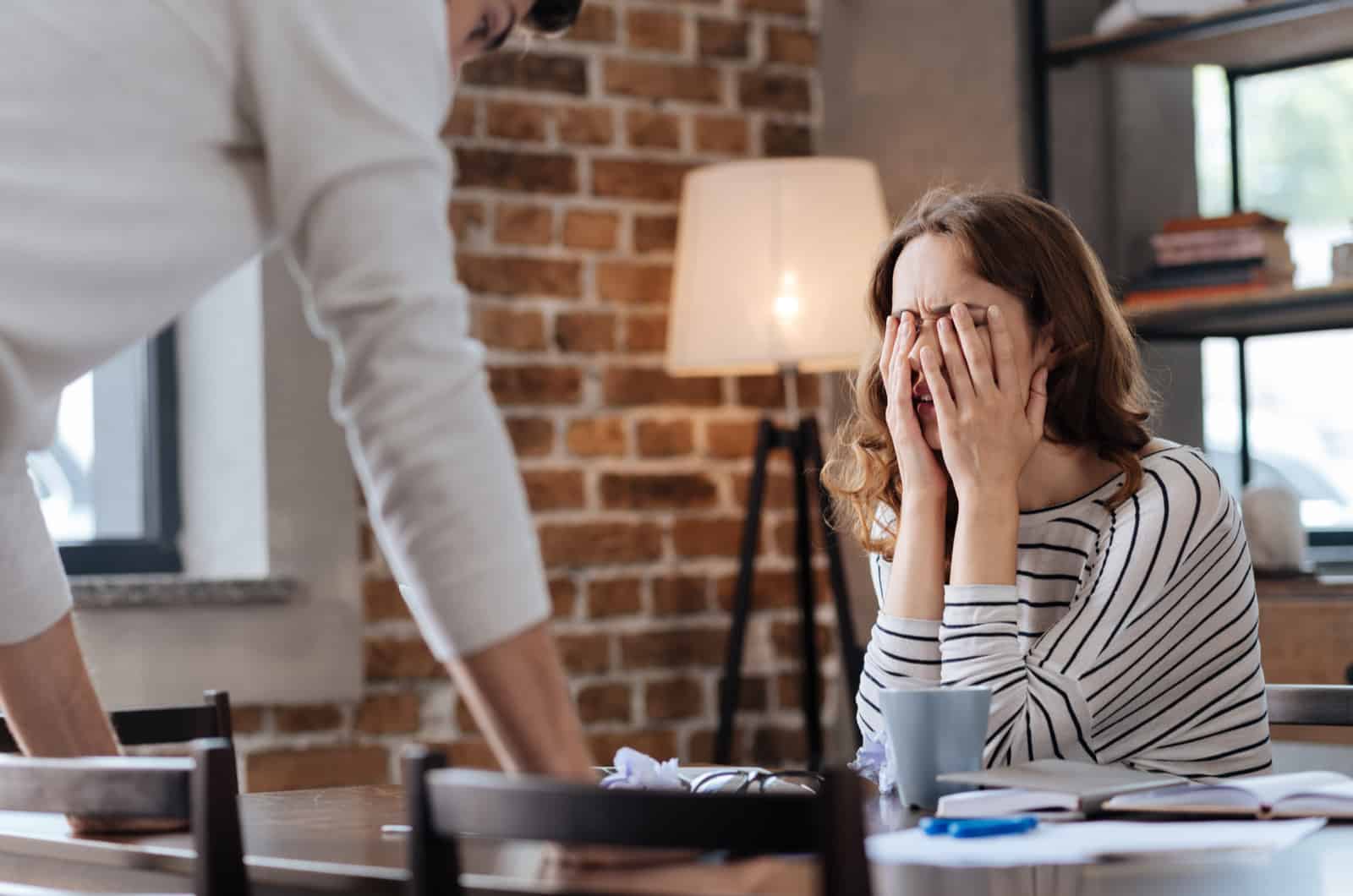 ragazza si copre il viso mentre litiga con il fidanzato