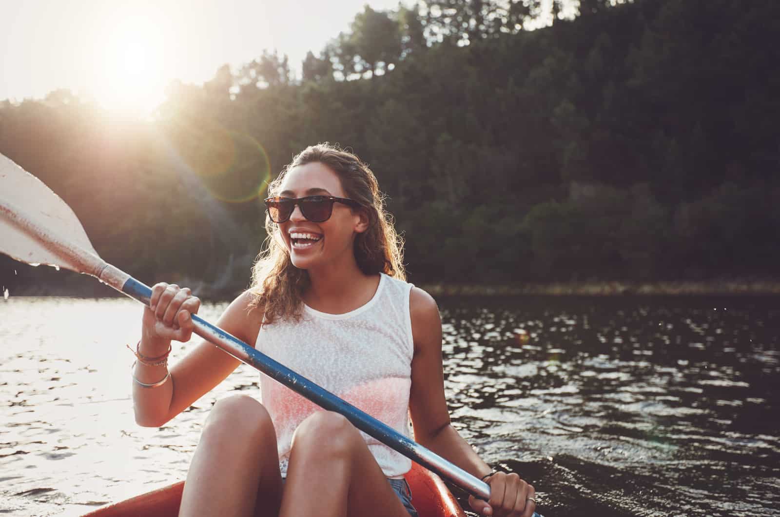 mulher feliz a divertir-se no lago