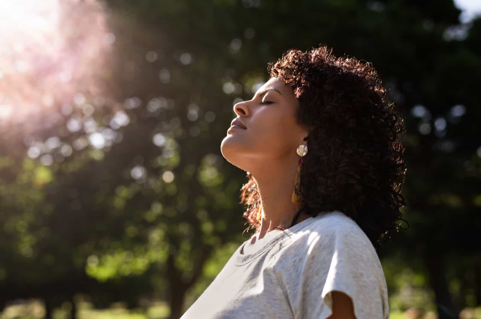 giovane donna felice che si gode il sole