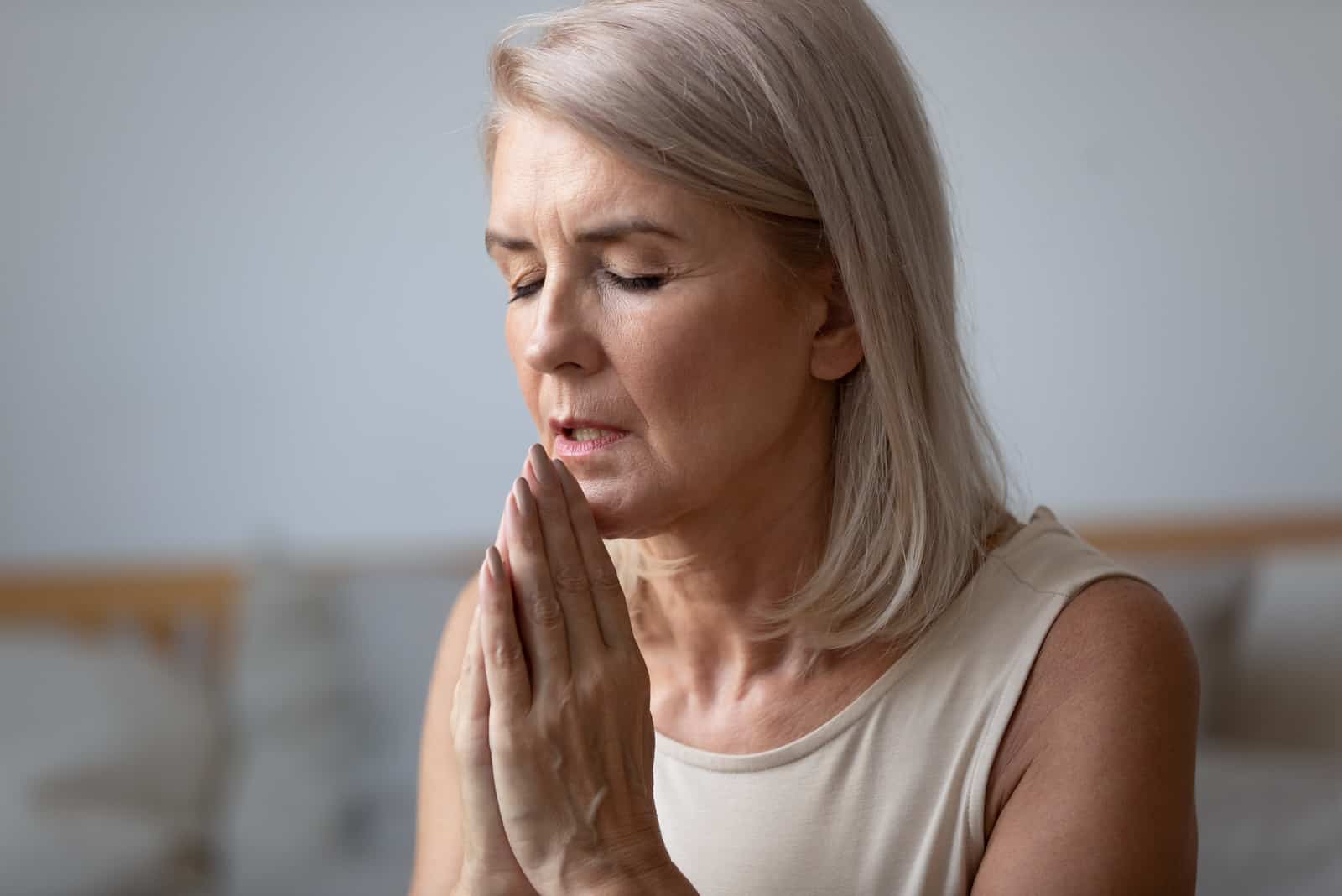 donna di mezza età in preghiera