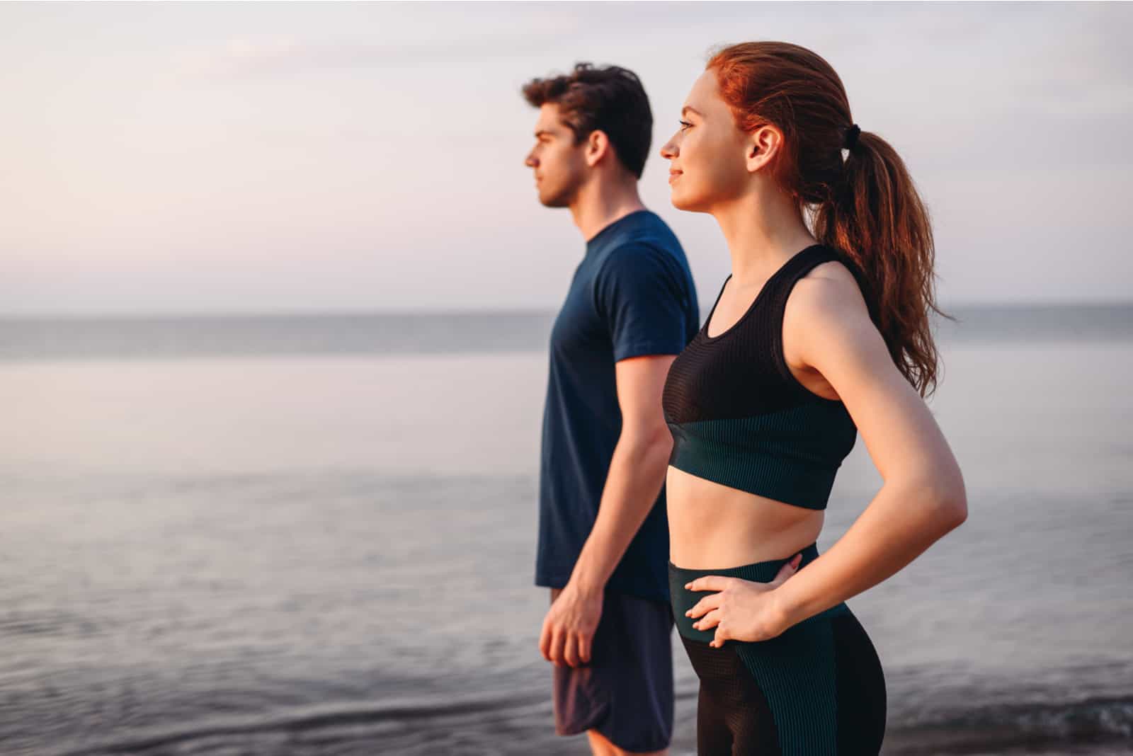 mujer y hombre mirando al mar