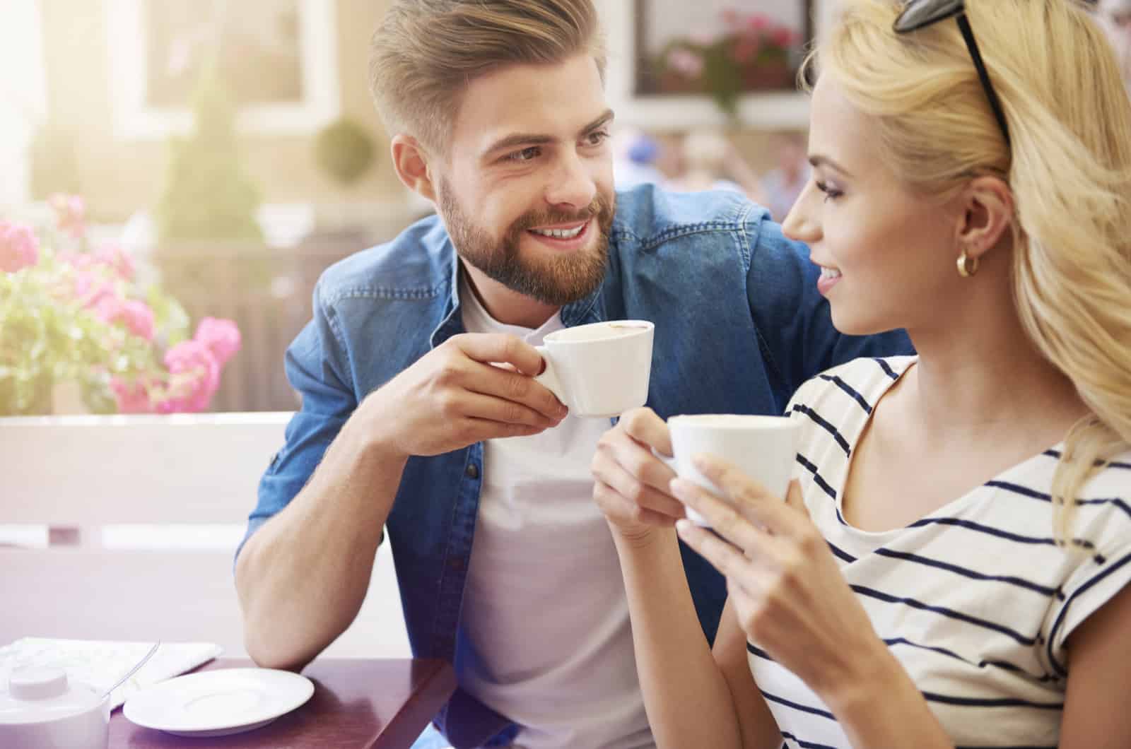 pareja joven tomando café en una cafetería
