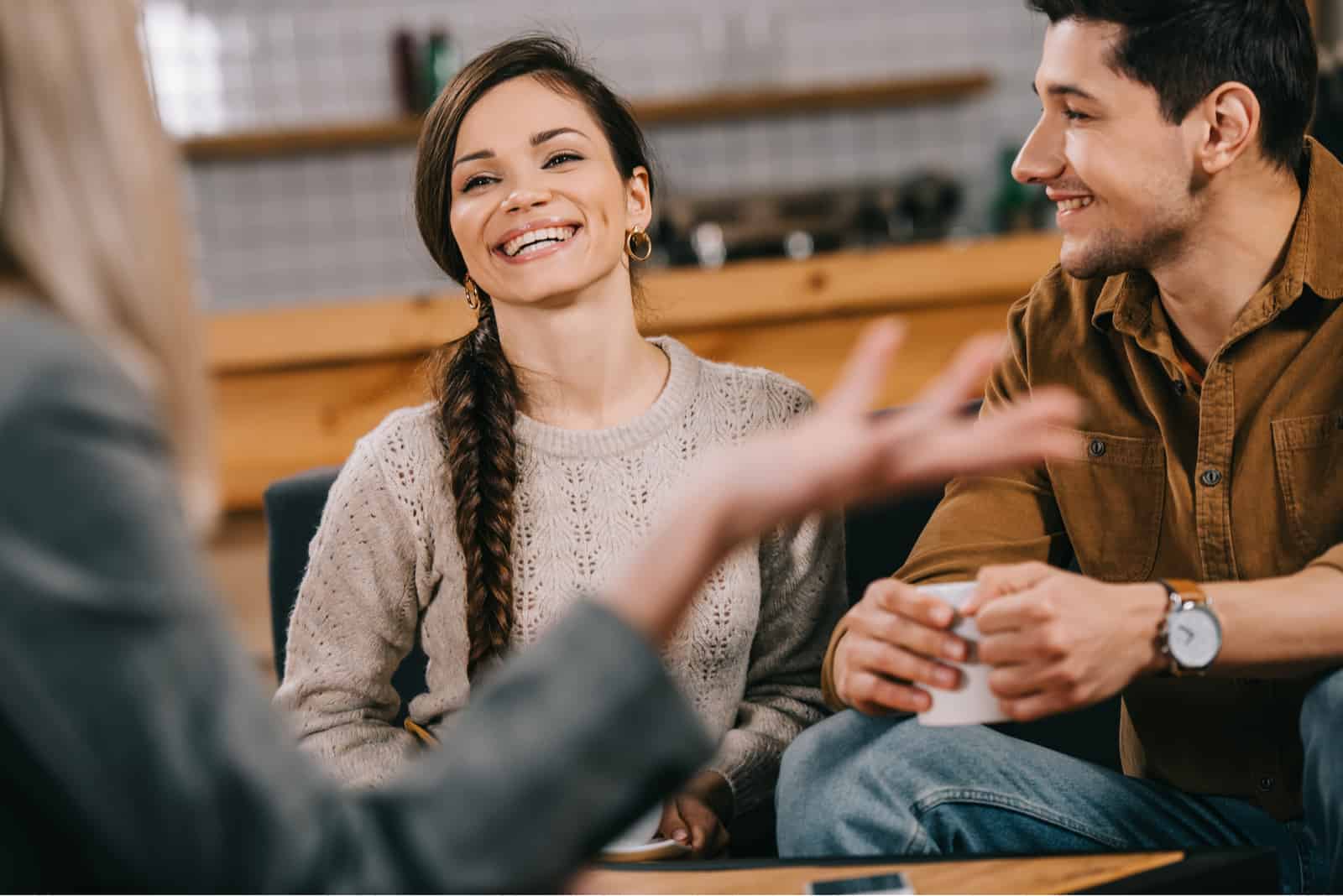 jovens amigos a conversar num café