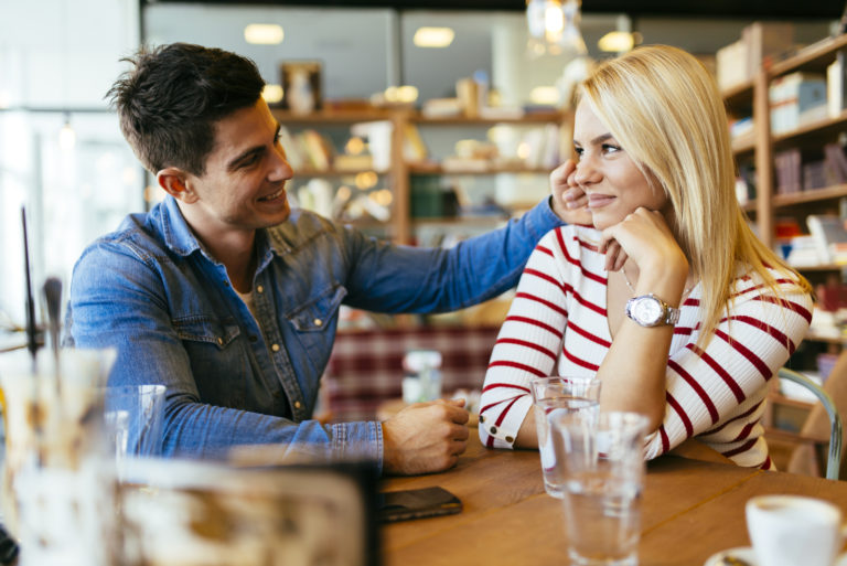 linda pareja coqueteando en el café