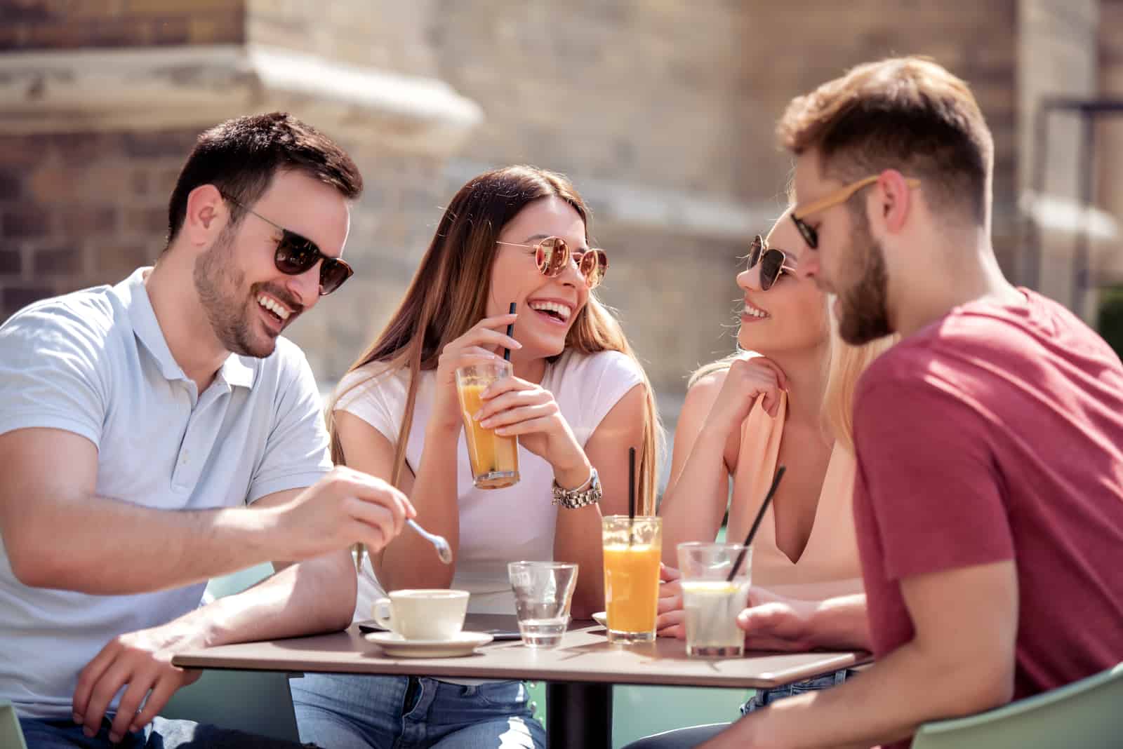 Grupo de jóvenes reunidos en una cafetería