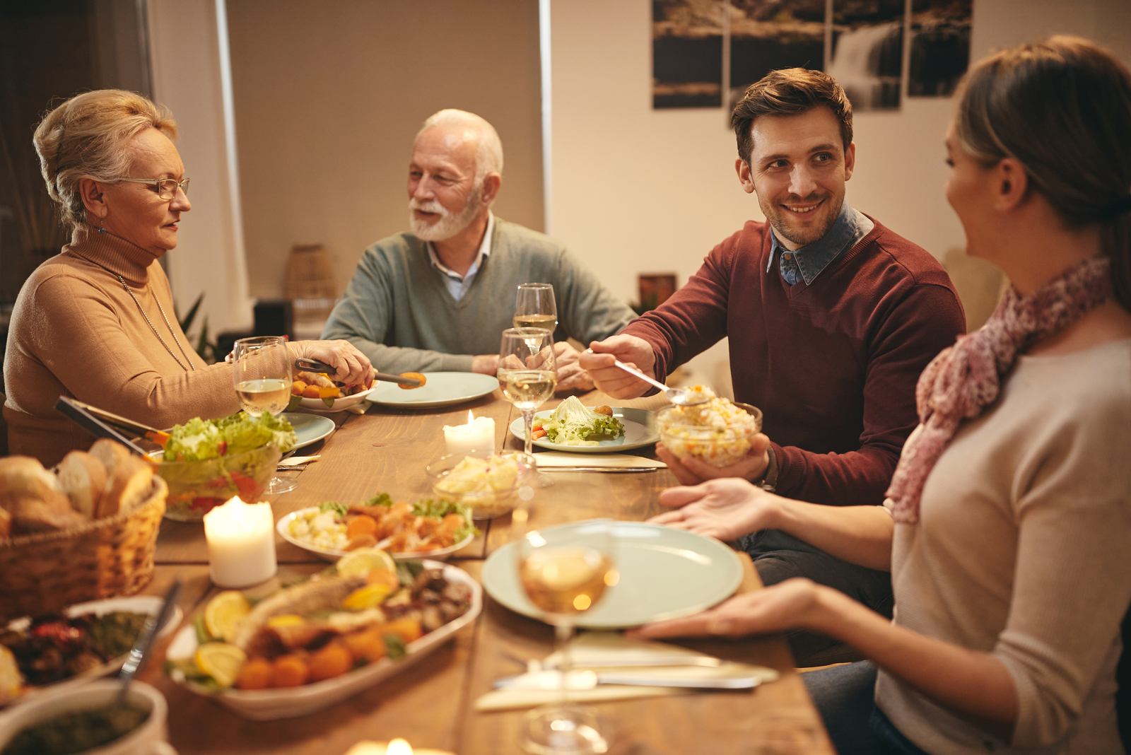 Familia feliz cenando en la mesa del comedor