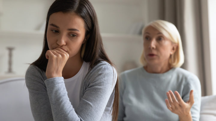 Mis suegros me tratan como a un extraño: 8 cosas que hacer al respecto