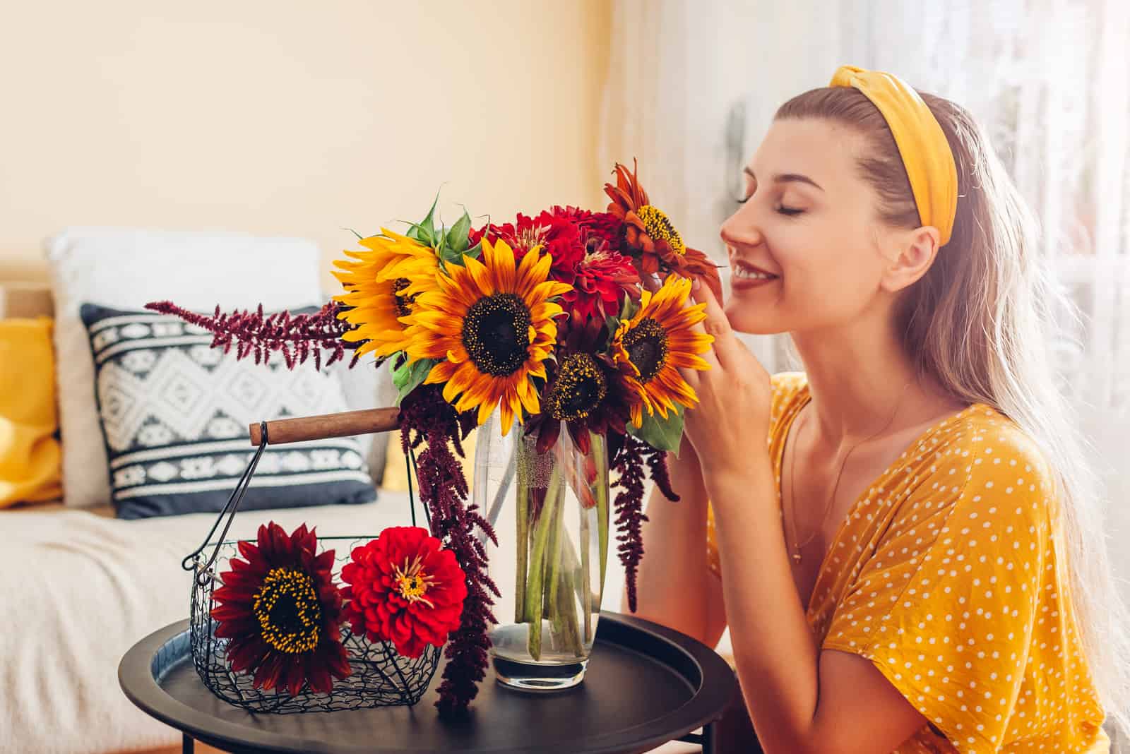 uma mulher a decorar uma casa com flores