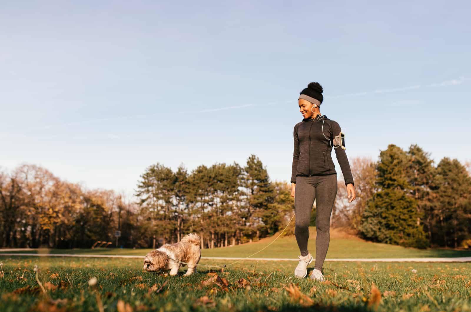 mujer paseando al perro al aire libre