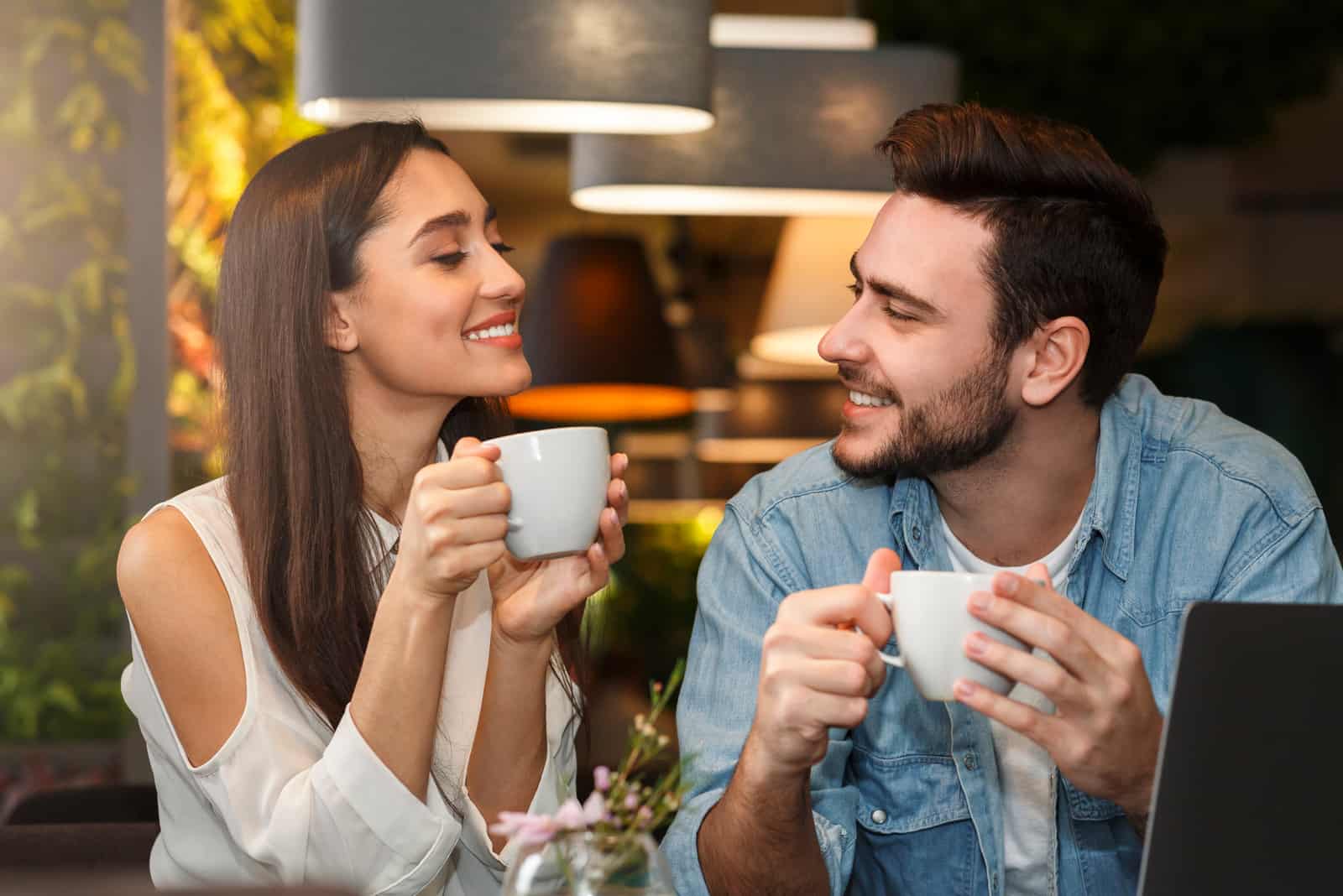 giovane uomo e donna che bevono caffè e flirtano