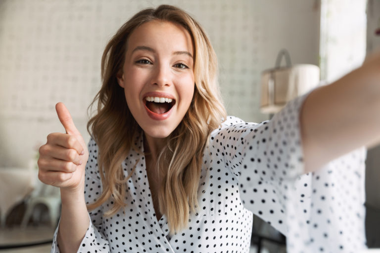 mujer feliz y positiva
